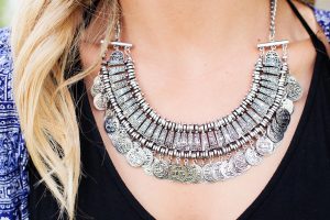 entdecken sie eine exquisite auswahl an schmuckstücken, die ihrem stil und ihrer persönlichkeit ausdruck verleihen. von eleganten ohrringen bis hin zu atemberaubenden halsketten – finden sie das perfekte accessoire für jeden anlass.