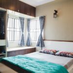 organisieren sie ihre kleidung mit einem farbcodierten kleiderschrank f&uuml;r mehr &uuml;bersicht und stil.