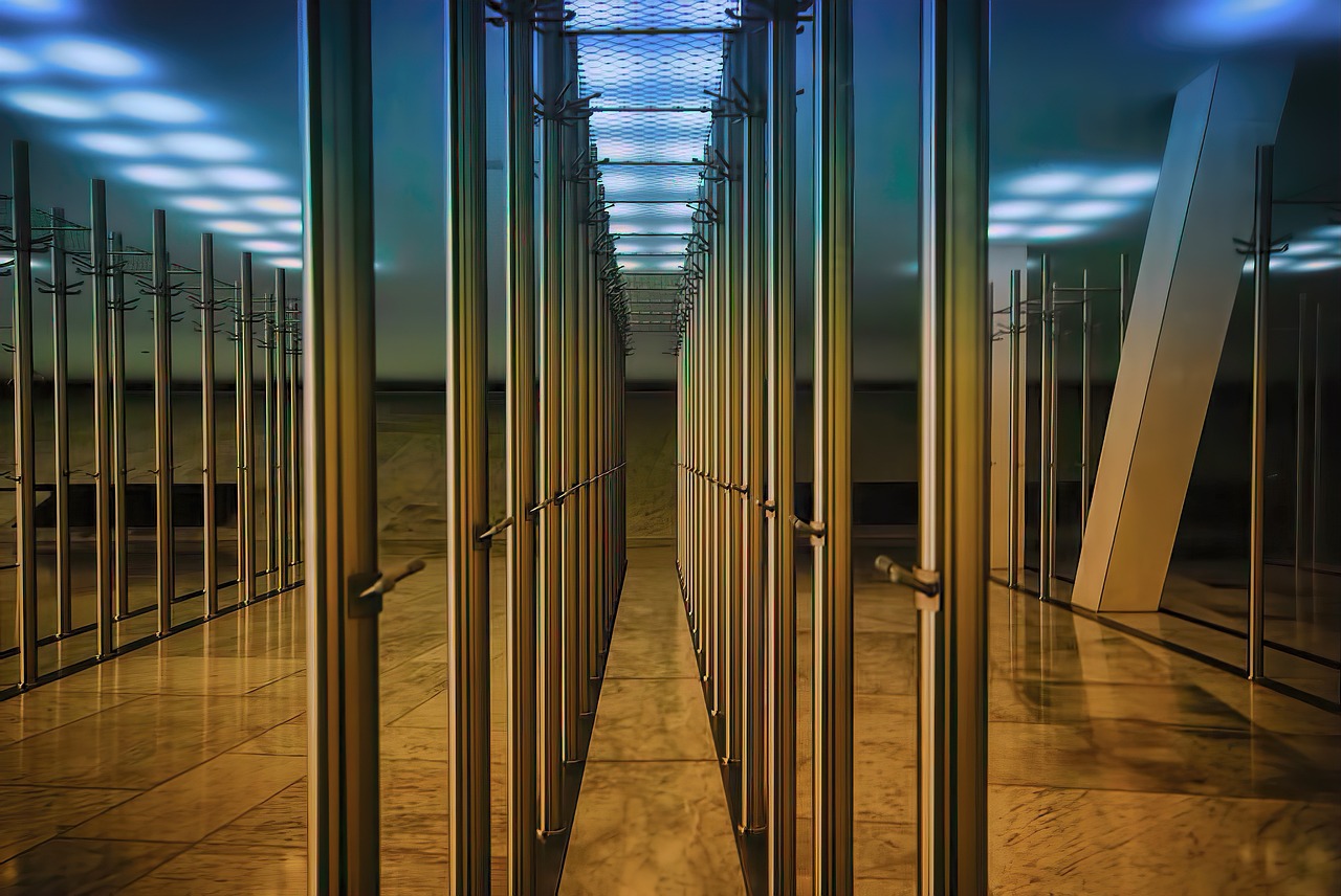 organisieren sie ihre garderobe mit farbcodierung f&uuml;r einen schnellen und einfachen &uuml;berblick &uuml;ber ihre kleidung.